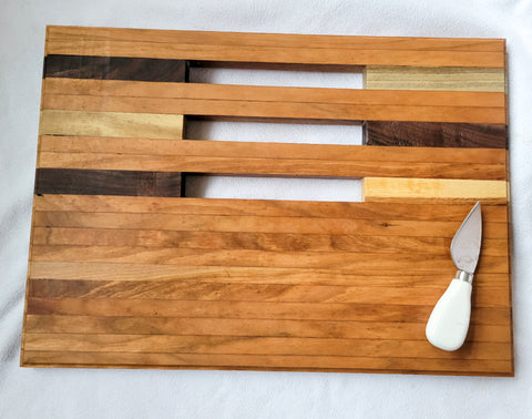 Slotted cutting/serving board